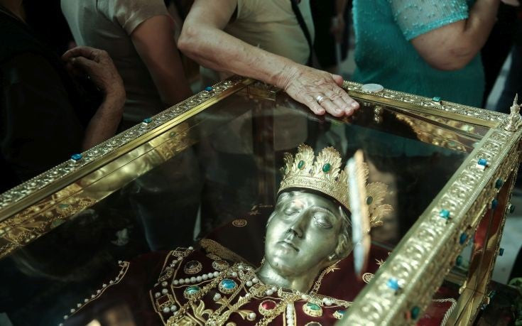 Η βασίλισσα Σοφία της Ισπανίας προσκύνησε το ιερό λείψανο της Αγίας Ελένης – Η επίσκεψη πραγματοποιήθηκε στον Ι.Ν. Αγίας Βαρβάρας